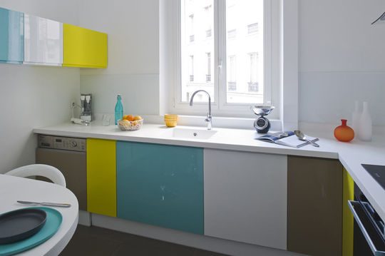 Muebles bajos de cocina de colores